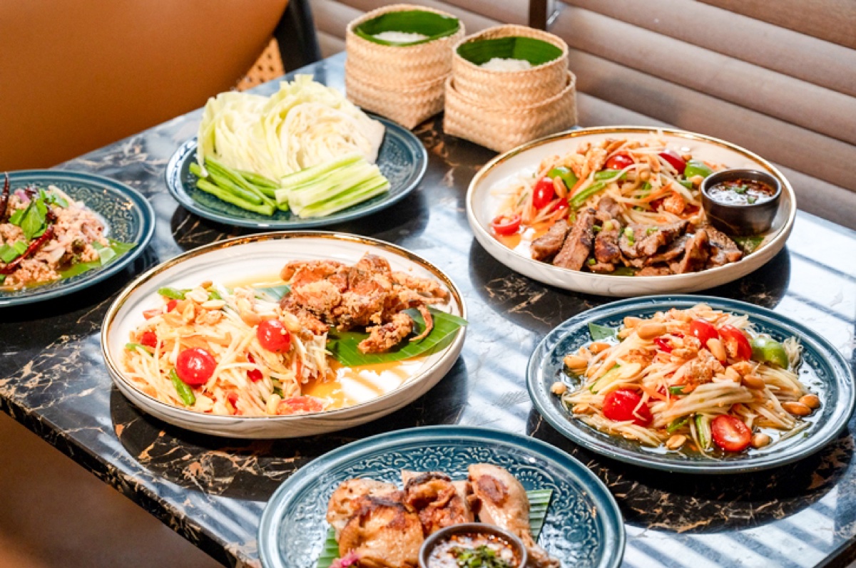 สำรับอาหารอีสาน ส้มตำ ลาบ ไก่ย่าง ข้าวเหนียว พร้อมผักสดเคียง