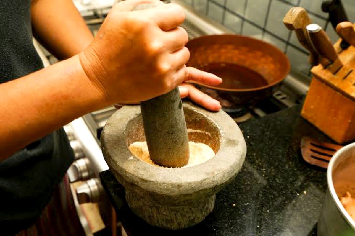 มือโขลกข้าวคั่วในครกหิน — หัวใจความนัวของลาบโดยไม่ต้องพึ่งโซเดียม