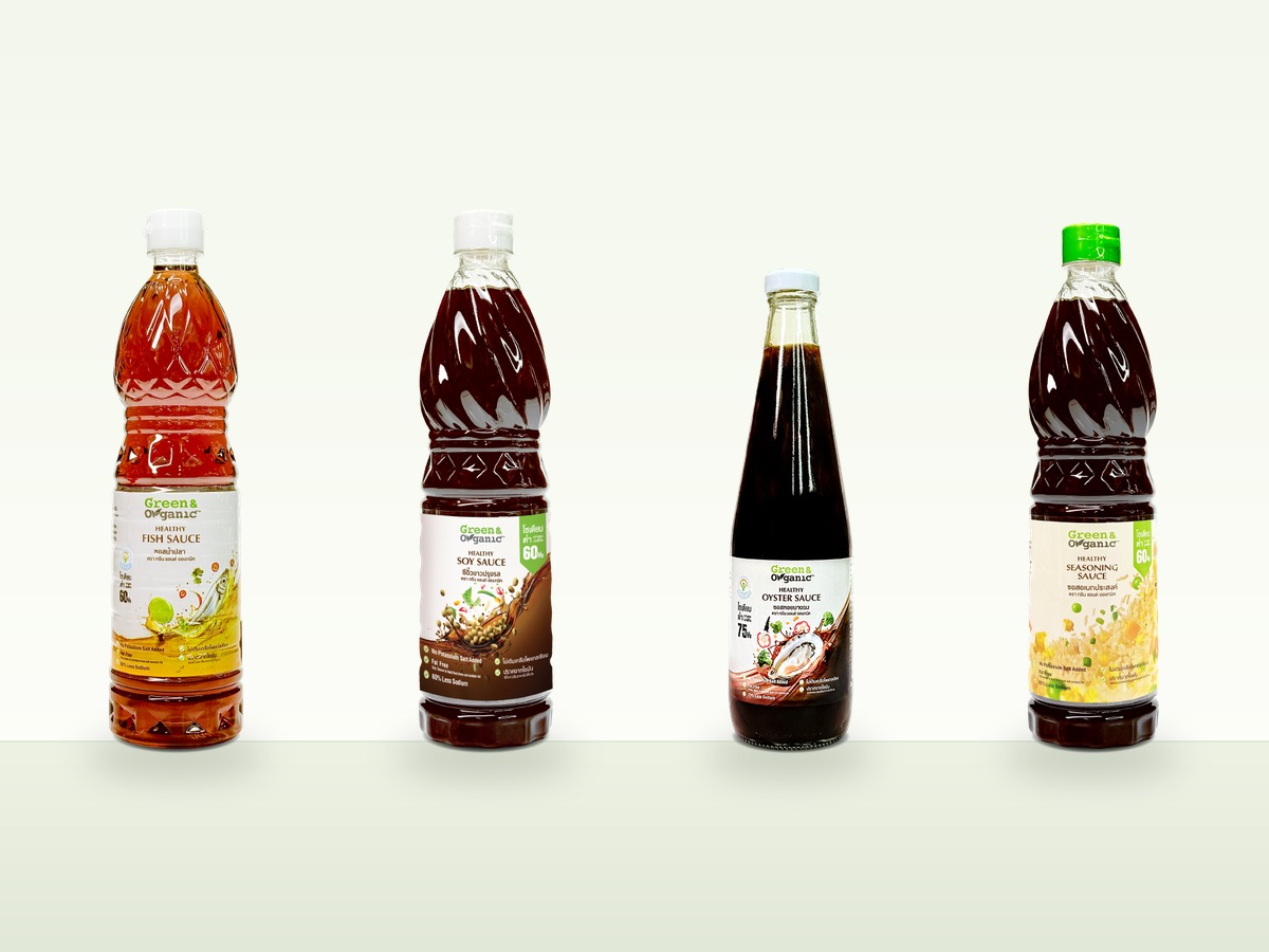 เครื่องปรุงลดโซเดียม Green & Organic ขวดจริง 4 รายการ: ซอสน้ำปลาลดโซเดียม 60%, ซีอิ๊วขาวลดโซเดียม 60%, ซอสหอยนางรมลดโซเดียม 75% และซอสอเนกประสงค์ลดโซเดียม 60% — ฉลากระบุตัวเลขชัดเจน ไม่เติมโพแทสเซียมคลอไรด์